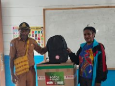 Bantuan Hadiah Natal dari Bupati Deiyai Disalurkan ke SD YPPGI Idego, SD Lainnya Menyusul