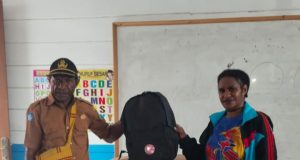 Bantuan Hadiah Natal dari Bupati Deiyai Disalurkan ke SD YPPGI Idego, SD Lainnya Menyusul