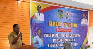 DPMK Deiyai Gelar Rembug Stunting dan Tetapkan KPM se-Kabupaten Dinas Pemberdayaan Masyarakat dan Kampung (DPMK) Kabupaten Deiyai Ferdinand Pekage saat memberikan sambutan, di salah satu aula di Deiyai, Selasa 10 Februari 2026 - Doc.TIIRUU