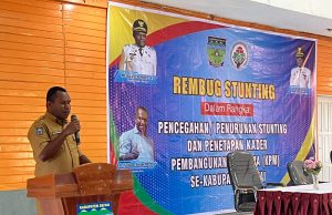 DPMK Deiyai Gelar Rembug Stunting dan Tetapkan KPM se-Kabupaten Dinas Pemberdayaan Masyarakat dan Kampung (DPMK) Kabupaten Deiyai Ferdinand Pekage saat memberikan sambutan, di salah satu aula di Deiyai, Selasa 10 Februari 2026 - Doc.TIIRUU