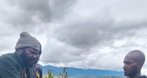 KNPB Wilayah Dogiyai Lantik Pengurus Sektor Puga Yamo dan Resmi Ganti Nama Sektor Ketua KNPB Dogiyai Ernesto Madai saat memberikan mandat kepada Ketua Sektor Puga Yamo - Doc. KNPB