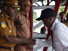 472 Tenaga Honorer Waropen Terima SK, Penantian Panjang Berakhir Haru Salah satu CASN Seusia menerima SK dan bersalaman Dengan Bupati Waropen Fransiskus Xaverius Mote dan Wakil Bupati Yoel Boari -Doc. Humas Waropen