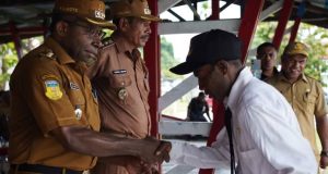 472 Tenaga Honorer Waropen Terima SK, Penantian Panjang Berakhir Haru Salah satu CASN Seusia menerima SK dan bersalaman Dengan Bupati Waropen Fransiskus Xaverius Mote dan Wakil Bupati Yoel Boari -Doc. Humas Waropen