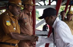 472 Tenaga Honorer Waropen Terima SK, Penantian Panjang Berakhir Haru Salah satu CASN Seusia menerima SK dan bersalaman Dengan Bupati Waropen Fransiskus Xaverius Mote dan Wakil Bupati Yoel Boari -Doc. Humas Waropen