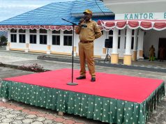 Asisten II Mesak Pakage Tekankan Disiplin dan Konsistensi Pelayanan pada Apel Gabungan