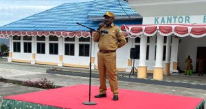 Asisten II Mesak Pakage Tekankan Disiplin dan Konsistensi Pelayanan pada Apel Gabungan