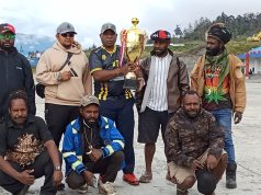 Manajer Persipuncak Chartensz Antar Piala Bergilir Liga 4 ke Timika