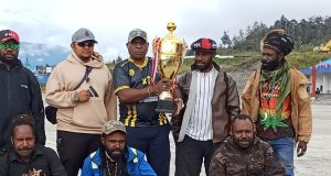 Manajer Persipuncak Chartensz Antar Piala Bergilir Liga 4 ke Timika