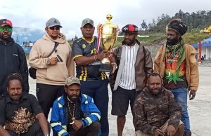 Manajer Persipuncak Chartensz Antar Piala Bergilir Liga 4 ke Timika