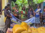 Pemerintah Deiyai dan Polres Serahkan Bama untuk Warga Pengungsi Kapiraya di Timika