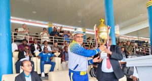 Bupati Kabupaten Puncak, Elvis Tabuni, secara resmi menyerahkan piala bergilir Liga 4 Papua Tengah kepada Gubernur Papua Tengah, Meki Nawipa