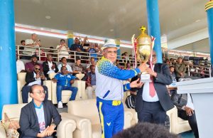 Bupati Kabupaten Puncak, Elvis Tabuni, secara resmi menyerahkan piala bergilir Liga 4 Papua Tengah kepada Gubernur Papua Tengah, Meki Nawipa