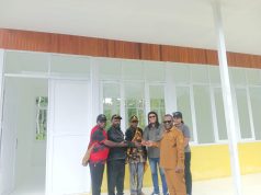 Bupati Deiyai Serahkan Kunci SD Mudetadi dan Data Perusahaan di Distrik Bowobado