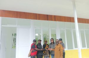 Bupati Deiyai Serahkan Kunci SD Mudetadi dan Data Perusahaan di Distrik Bowobado