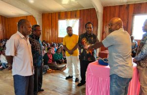 Jemaat Gereja Baptis Wameroma Dolinggame Apresiasi Bantuan Pribadi Kepala Bappeda Papua Pegunungan untuk Pembangunan Gereja