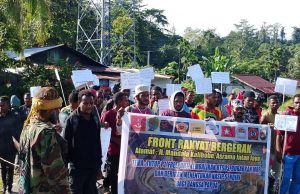 Aparat TNI-Polri Lakukan Negosiasi dengan Massa Aksi Damai di Siriwini Nabire