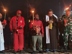 Bupati Deiyai Pimpin Pawai Obor Paskah, Ajak Warga Bangkit Bersama Kristus