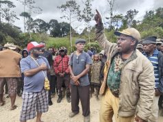 Bupati Deiyai Tinjau Jalan Kokobaya–Kapiraya, Warga Soroti Persoalan Pembayaran dengan Kontraktor