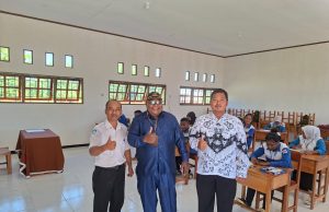 Legislator Nelius Agapa, Pantau Program Sekolah Gratis di Nabire, Pastikan Ujian Berjalan Lancar