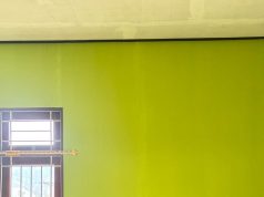 Plt. Kadis Kesehatan Deiyai Serahkan Laptop dan Starlink untuk Tingkatkan Pelayanan