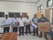 Pemkab Deiyai Serahkan Perangkat Kerja untuk Tingkatkan Kinerja Aparatur