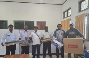 Pemkab Deiyai Serahkan Perangkat Kerja untuk Tingkatkan Kinerja Aparatur