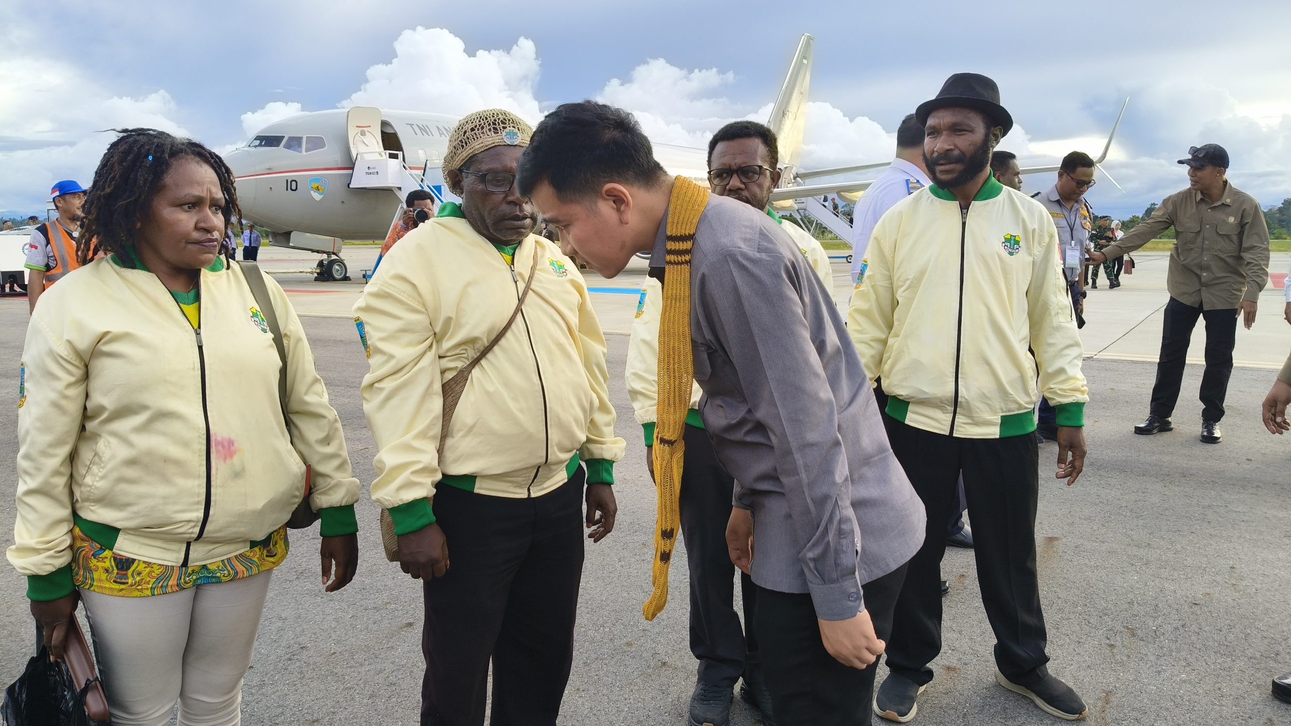 Ketua Pemuda Katolik Komda Papua Tengah Tino Mote didampingi oleh Pengurus Pemuda Katolik saat menyampaikan aspirasi kepada Wakil Presiden Gibran Rakabuming Raka di Bandara udara Douw Ature Nabire, Papua Tengah - Doc. tiiruu.com 