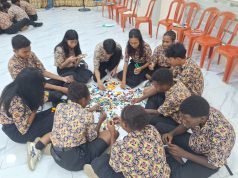“Kami Berbeda-beda, Tapi Tetap Bersama”: Siswa Kolese Le Cocq Belajar Hidup Bersama di Tengah Perbedaan Siswa- Siswi SMA YPPK Adhi Luhur Saat mengikuti Workshop dengan Tema Pemahaman Lintas Budaya dengan pembicara Dr. Roberto Vale orang Brasil. Workshop ini diadakan di Kolese Le Cocq d'Armandville - SMA YPPK Adhi Luhur Nabire untuk 200-an siswa dan guru - Doc. SMA YPPK Adhi Luhur Nabire