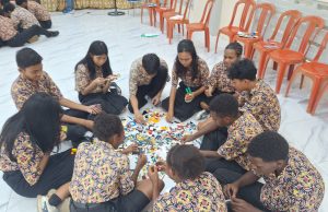 “Kami Berbeda-beda, Tapi Tetap Bersama”: Siswa Kolese Le Cocq Belajar Hidup Bersama di Tengah Perbedaan Siswa- Siswi SMA YPPK Adhi Luhur Saat mengikuti Workshop dengan Tema Pemahaman Lintas Budaya dengan pembicara Dr. Roberto Vale orang Brasil. Workshop ini diadakan di Kolese Le Cocq d'Armandville - SMA YPPK Adhi Luhur Nabire untuk 200-an siswa dan guru - Doc. SMA YPPK Adhi Luhur Nabire