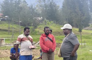 Ketua Komisi A DPRK Puncak Serahkan Bantuan Rp125 Juta untuk Pembangunan GKII Yordan Kago I