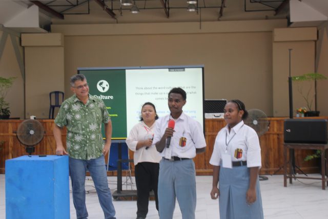Siswa- Siswi SMA YPPK Adhi Luhur Saat mengikuti Workshop dengan Tema Pemahaman Lintas Budaya dengan pembicara Dr. Roberto Vale orang Brasil. Workshop ini diadakan di Kolese Le Cocq d'Armandville - SMA YPPK Adhi Luhur Nabire untuk 200-an siswa dan guru - Doc. SMA YPPK Adhi Luhur Nabire