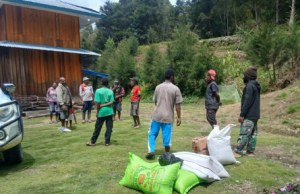 Ketua II DPRD Lanny Jaya Salurkan Bantuan Bama di Kampung Dura, Dorong Semangat Warga Kembangkan Kebun Baru