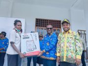 Bupati Deiyai Serahkan Alat Semprot Elektrik, Tekankan Pemerataan Bantuan untuk 67 Kampung