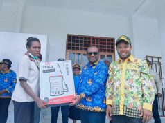 Bupati Deiyai Serahkan Alat Semprot Elektrik, Tekankan Pemerataan Bantuan untuk 67 Kampung