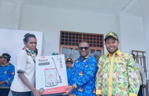 Bupati Deiyai Serahkan Alat Semprot Elektrik, Tekankan Pemerataan Bantuan untuk 67 Kampung