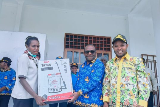 Bupati Deiyai Serahkan Alat Semprot Elektrik, Tekankan Pemerataan Bantuan untuk 67 Kampung