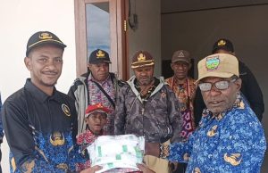 Dispora Deiyai Serahkan Kostum untuk Tim Enaimoo Ekowai FC Jelang Kapores Paniai Cup