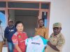 Kadispora Deiyai Serahkan Baju Tim kepada PBSI, Dorong Semangat Atlet Raih Prestasi