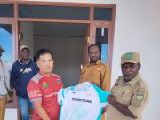 Kadispora Deiyai Serahkan Baju Tim kepada PBSI, Dorong Semangat Atlet Raih Prestasi