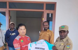 Kadispora Deiyai Serahkan Baju Tim kepada PBSI, Dorong Semangat Atlet Raih Prestasi