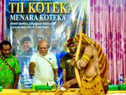 Peluncuran Buku TII Koteka atau Menara Koteka, Beni Wenior Pakage: “Kita Perlu Belajar Kembali Nilai-Nilai Budaya Orang Mee” Penulis Buku TII Koteka saat berjabatangan dengan Pembedah Buku Beni Wenior Pakage - Doc Panitia