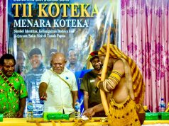 Peluncuran Buku TII Koteka atau Menara Koteka, Beni Wenior Pakage: “Kita Perlu Belajar Kembali Nilai-Nilai Budaya Orang Mee” Penulis Buku TII Koteka saat berjabatangan dengan Pembedah Buku Beni Wenior Pakage - Doc Panitia