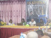 Mikael Kudiai: Koteka Harus Dilestarikan sebagai Identitas Budaya Orang Mee Mikael Kudiai yang juga pembedah buku Tii Koteka Menara Koteka Karya Nason Pigai - Doc. tiiruu.com