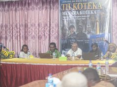 Mikael Kudiai: Koteka Harus Dilestarikan sebagai Identitas Budaya Orang Mee Mikael Kudiai yang juga pembedah buku Tii Koteka Menara Koteka Karya Nason Pigai - Doc. tiiruu.com