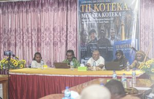 Mikael Kudiai: Koteka Harus Dilestarikan sebagai Identitas Budaya Orang Mee Mikael Kudiai yang juga pembedah buku Tii Koteka Menara Koteka Karya Nason Pigai - Doc. tiiruu.com