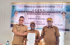 Serah Terima jabatan Inspektur Kabupaten Deiyai dari Amarius Douw, SE Kepada Peter J. Matakena, SSTP., MTr. IP