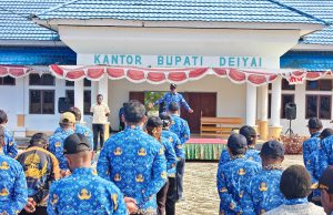 Bupati Deiyai Tekankan Disiplin dan Kehadiran ASN saat Apel Korpri Bupati Kabupaten Deiyai Melkianus Mote saat memimpin Apel Gabunggan di Halaman Kantor Bupati Deiyai, Rabu (17/6/2026) - Doc. AMY/ TIIRUU