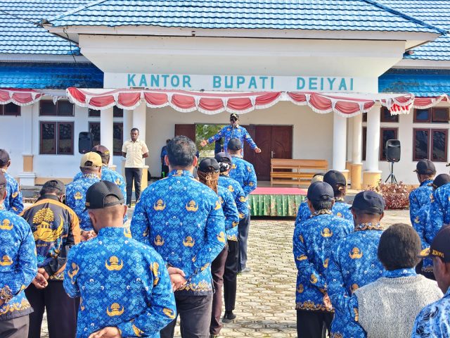 WhatsApp Image 2026-06-17 at 11.25.00 Bupati Kabupaten Deiyai Melkianus Mote saat memimpin Apel Gabunggan di Halaman Kantor Bupati Deiyai, Rabu (17/6/2026) - Doc. AMY/ TIIRUU