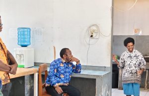 Bupati Deiyai Janji Benahi Penyediaan Makanan Pasien RSUD Pratama Waghete Bupati Deiyai saat bertemu dengan petugas Nakes di RSUD Pratama Deiyai, Kamis (18/6/2026) - Doc. AMY