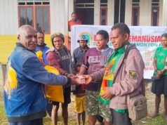Gereja Kingmi Salurkan Bantuan Rp517 Juta dari Penonton Film Pesta Babi kepada Pengungsi Papua Pendeta Yahya Lagowan Serahkan bantuan kepada pengungsi Intan Jaya - Doc. Kingmi Papua